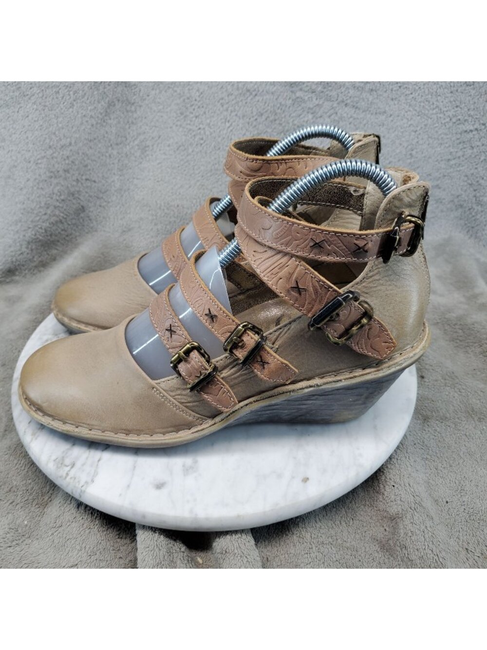 OTBT Shoes Womens Size 7.5 Tan Leather Biker Wedge Sandals *Read*